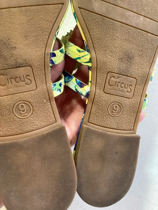 Circus by Sam Edelman Yellow Floral Cutout Medallion Slide Sandals - Picture 5 of 6